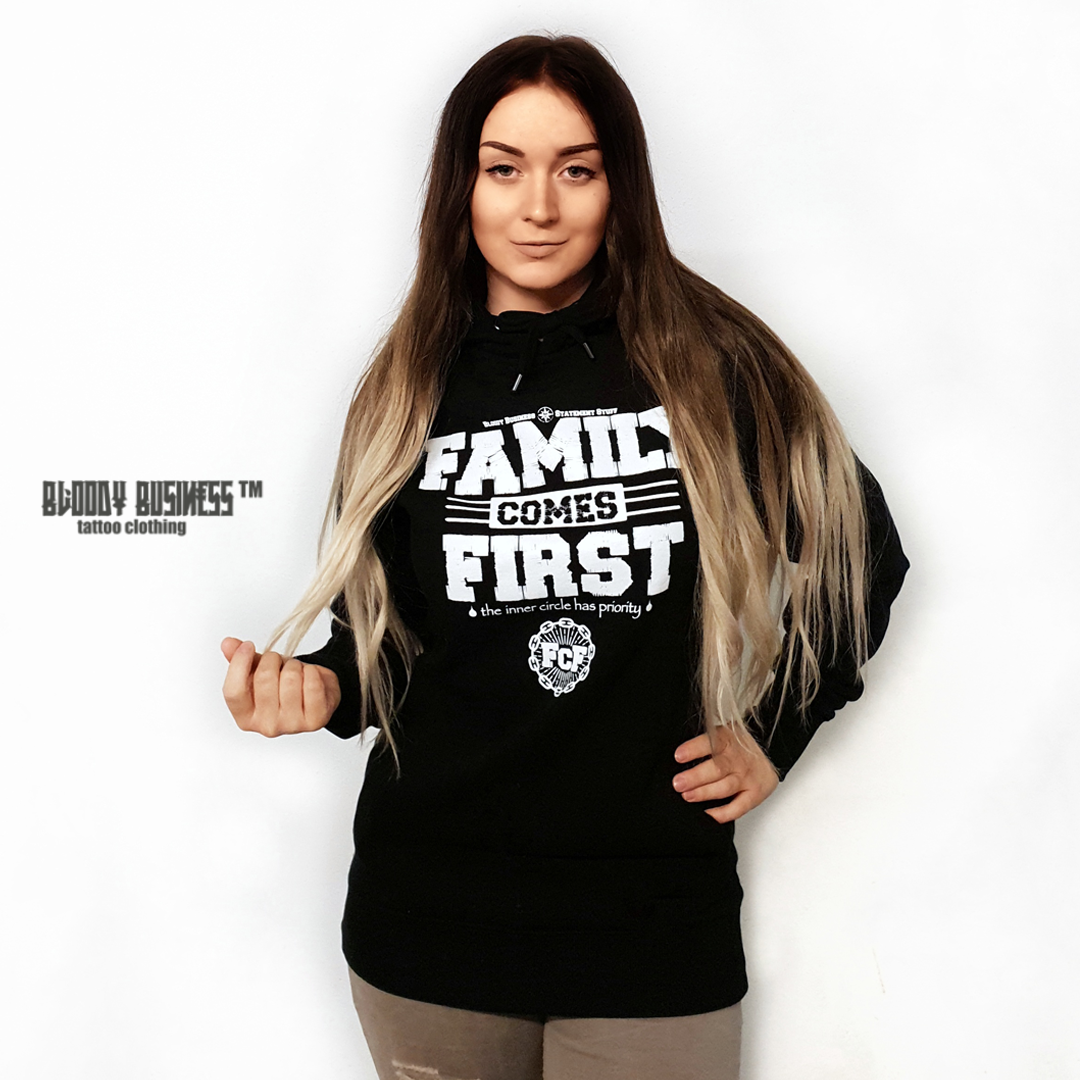 Family Comes First Hoodie schwarz