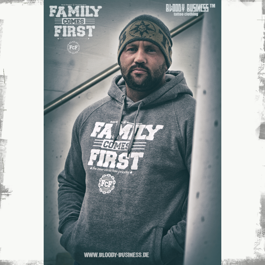 Family Comes First Hoodie grau